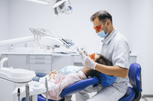 רופא שיניים מעניק טיפול שיניים למטופלת