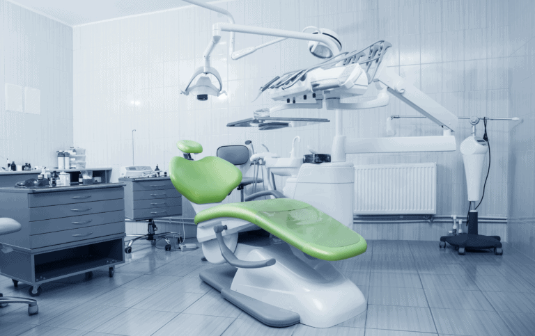 מיטת מטופלים של רופא שיניים