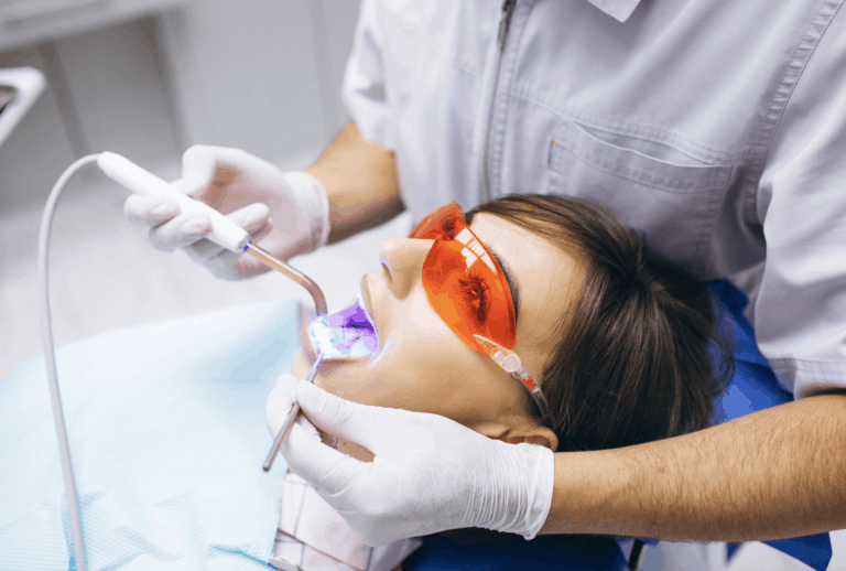 בחורה מקבלת טיפול הלבנת שיניים באמצעות לייזר