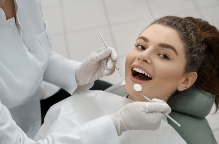 בחורה מחייכת באמצע טיפול שיניים