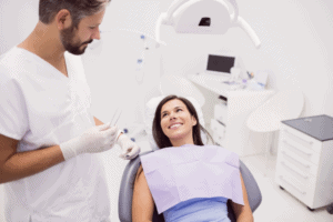 רופא מדבר עם מטופלת לפני טיפול השיניים
