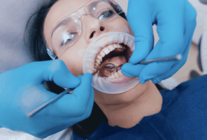 בחורה באמצע טיפול שיניים