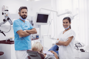 רופא ורופאה לפני טיפול שיניים לבחורה