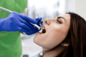 בחורה מקבלת טיפול שיניים
