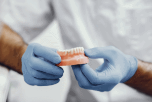רופא שיניים מציג שיניים תותבות