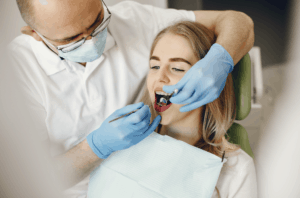 בחורה באמצע טיפול לחורים בשיניים