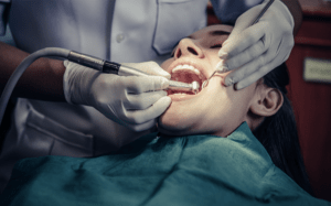 בחור נמצא בטיפול שיניים על ידי רופא שיניים