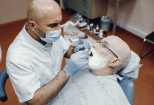 בחור מקבל טיפול שיניים אצל רופא שיניים מוסמך