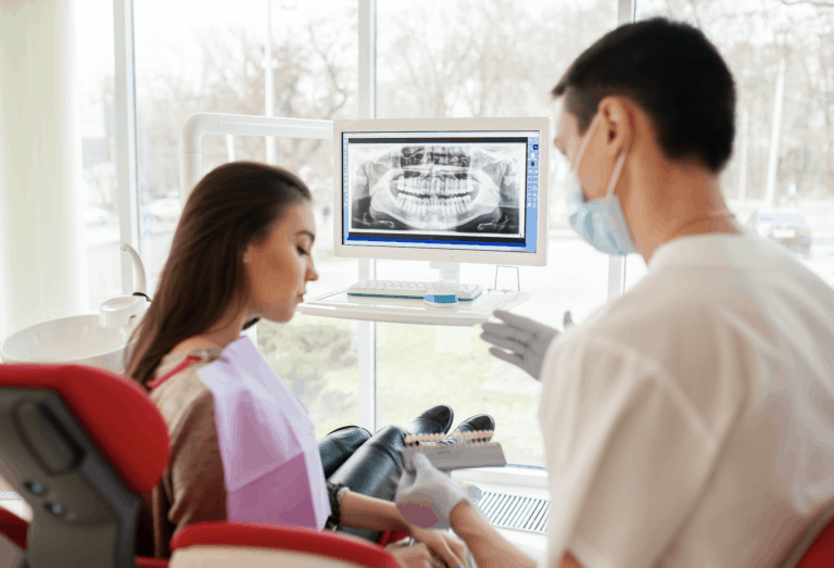 רופאה שיניים מציג למטופלת שתלים