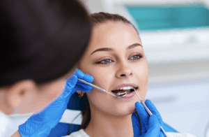 בחורה מקבלת טיפול שיניים מרופאה