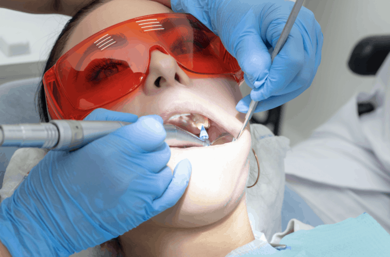 מטופלת באמצע טיפול שיניים אצל רופא שיניים